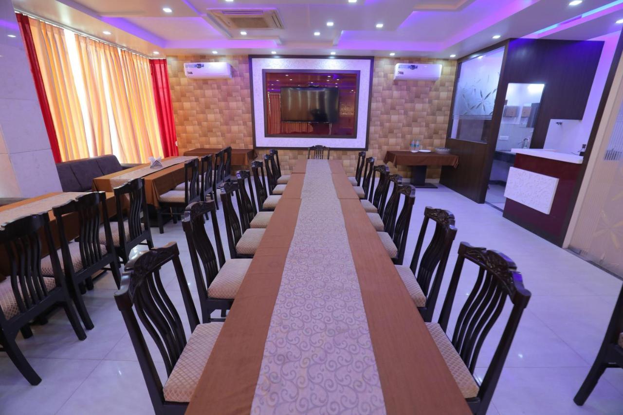 Hotel Sahib'S Red Carpet - Family & Corporate Hotel Chain Agra  Dış mekan fotoğraf
